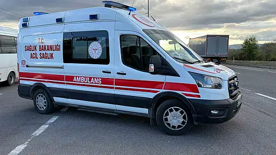Motosiklet ile hafif ticari araç çarpıştı: 2 yaralı