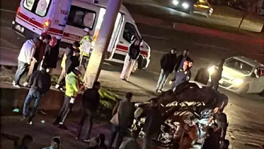 Bolu'da önce refüje ardından elektrik direğine çarpan otomobil tepetaklak oldu: 1 yaralı