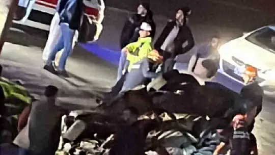 Bolu'da önce refüje ardından elektrik direğine çarpan otomobil tepetaklak oldu: 1 yaralı