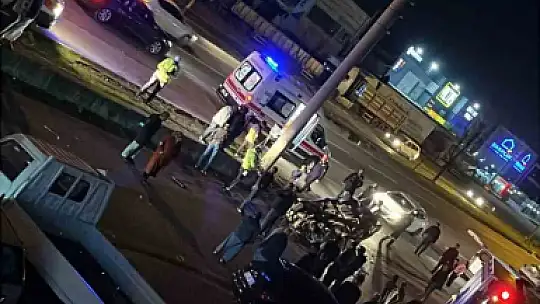 Bolu'da önce refüje ardından elektrik direğine çarpan otomobil tepetaklak oldu: 1 yaralı