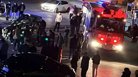 Bolu'da önce refüje ardından elektrik direğine çarpan otomobil tepetaklak oldu: 1 yaralı