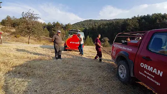 Bolu'da orman kenarında anız yangını: Köylülerin su tankerli müdahalesi faciayı önledi
