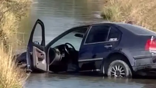 Bolu'da otomobil sulama kanalına uçtu