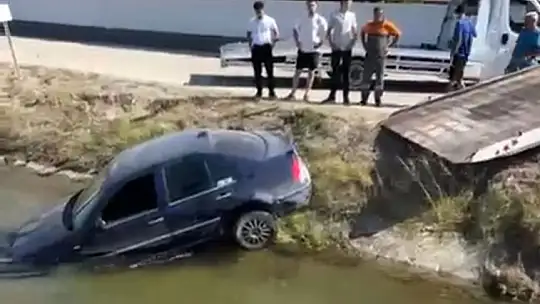 Bolu'da otomobil sulama kanalına uçtu