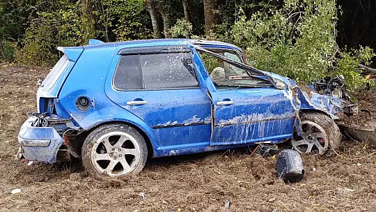 Bolu'da otomobil tarlaya uçtu, hurdaya döndü: 1 yaralı