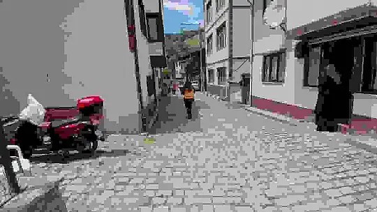 Bolu'da park edilen araçlardan ambulans sokağa giremedi: Sağlık ekipleri hastaya yürümek zorunda kaldı