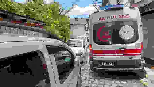 Bolu'da park edilen araçlardan ambulans sokağa giremedi: Sağlık ekipleri hastaya yürümek zorunda kaldı