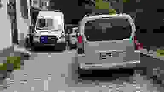 Bolu'da park edilen araçlardan ambulans sokağa giremedi: Sağlık ekipleri hastaya yürümek zorunda kaldı