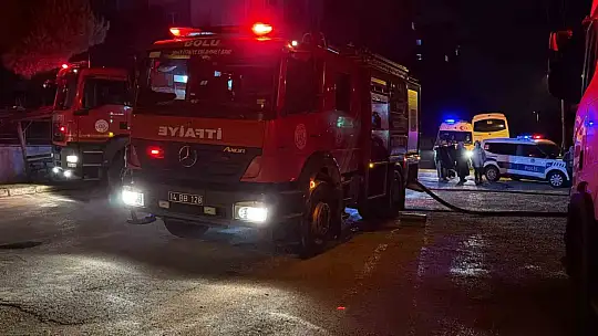 Bolu'da park halindeki tırlar alev alev yandı