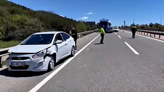 Bolu'da polis ekipleri kaza yapan aracı iterek trafiği rahatlattı