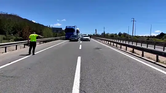 Bolu'da polis ekipleri kaza yapan aracı iterek trafiği rahatlattı