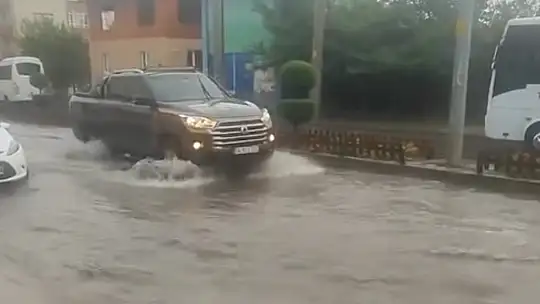 Bolu'da sağanak hayatı felç etti: Sokaklar göle döndü