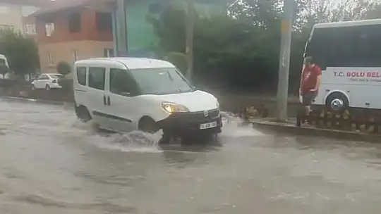Bolu'da sağanak hayatı felç etti: Sokaklar göle döndü