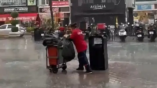 Bolu'da sağanak hayatı felç etti: Sokaklar göle döndü