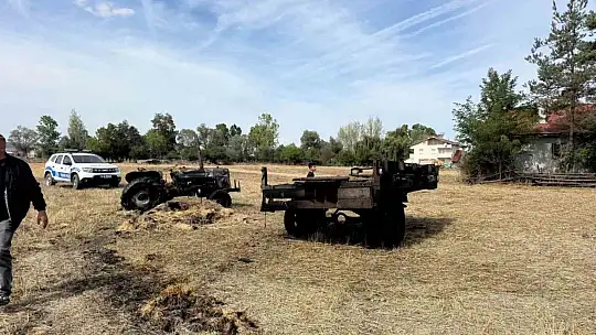 Saman balyaları alev alev yandı: Traktör ve römork kullanılamaz hale geldi