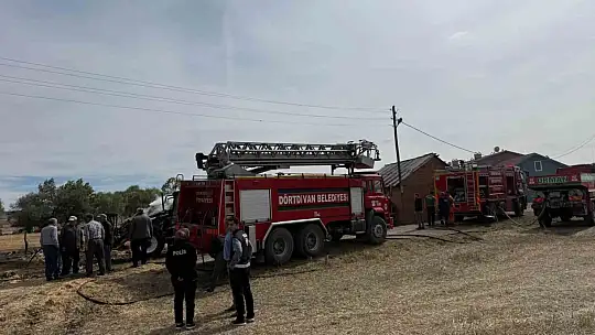 Saman balyaları alev alev yandı: Traktör ve römork kullanılamaz hale geldi