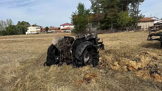 Saman balyaları alev alev yandı: Traktör ve römork kullanılamaz hale geldi