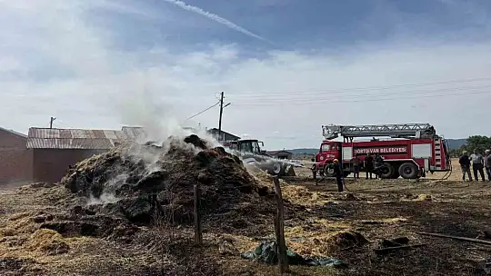 Saman balyaları alev alev yandı: Traktör ve römork kullanılamaz hale geldi