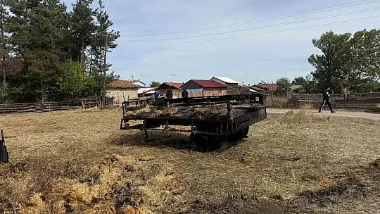 Saman balyaları alev alev yandı: Traktör ve römork kullanılamaz hale geldi