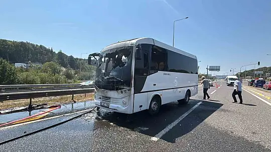 Bolu'da seyir halindeki midibüs alev alev yandı