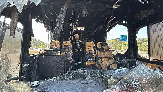 Bolu'da seyir halindeki midibüs alev alev yandı