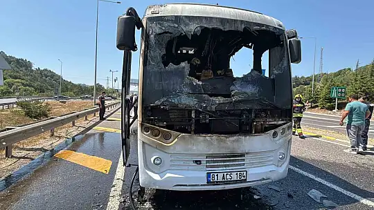 Bolu'da seyir halindeki midibüs alev alev yandı