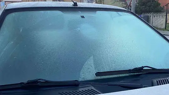 Bolu'da soğuktan araçların camları buz tuttu