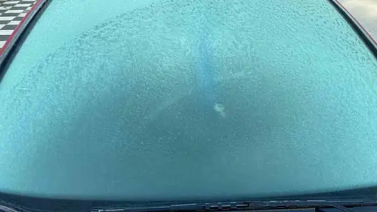 Bolu'da soğuktan araçların camları buz tuttu