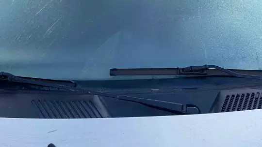 Bolu'da soğuktan araçların camları buz tuttu