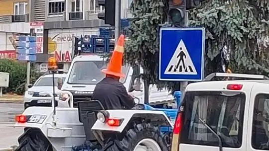 Traktör sürücüsünden yağmura karşı 'dubalı' önlem