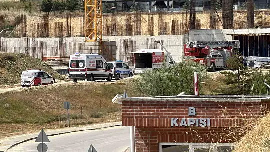 Üniversitenin ek bina inşaatında maaş krizi: İşçi vince çıktı