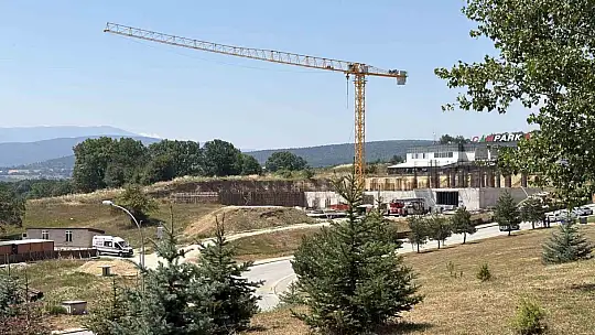 Üniversitenin ek bina inşaatında maaş krizi: İşçi vince çıktı
