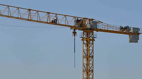 Üniversitenin ek bina inşaatında maaş krizi: İşçi vince çıktı