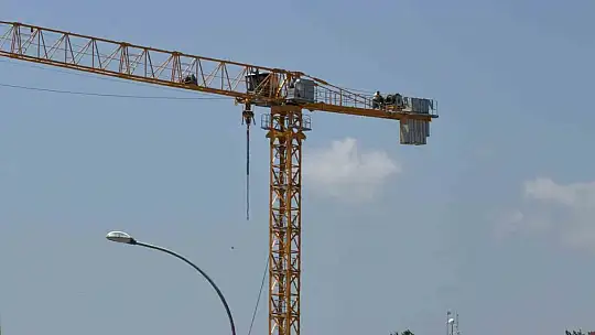 Üniversitenin ek bina inşaatında maaş krizi: İşçi vince çıktı