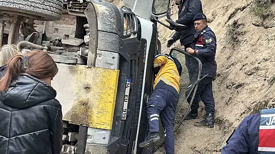 Bolu'da virajı alamayan hafriyat kamyonu devrildi: 1 ölü