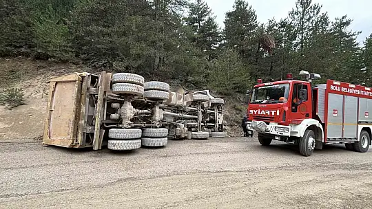 Bolu'da virajı alamayan hafriyat kamyonu devrildi: 1 ölü