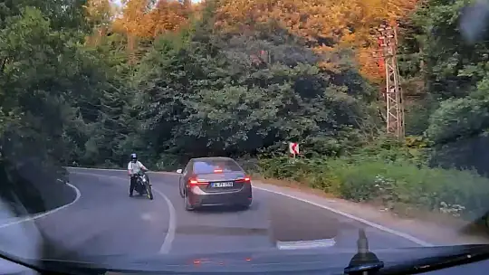 Bolu'da virajı alamayan motosiklet otomobile çarptı