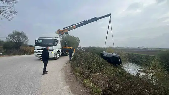 Bolu'da virajı alamayan otomobil dereye uçtu