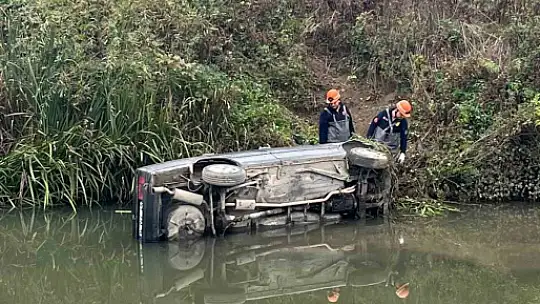 Bolu'da virajı alamayan otomobil dereye uçtu
