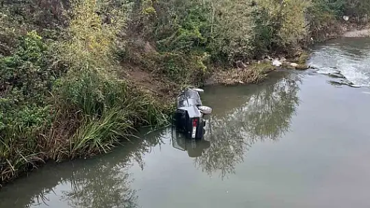 Bolu'da virajı alamayan otomobil dereye uçtu
