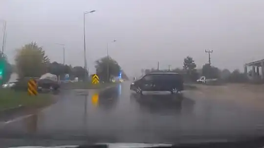 Bolu'da yağışlı havada kaza ucuz atlatıldı