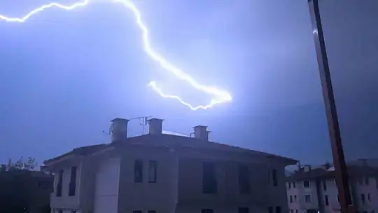 Bolu'da yıldırım düşme anları korku filmlerini aratmadı