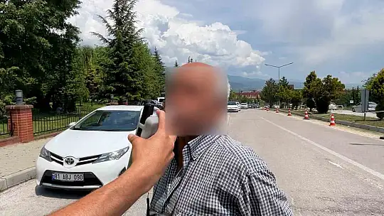 Bolu'da yokuşta geri kayan araç aynı otomobile 3 kez çarptı