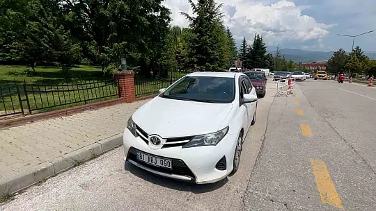 Bolu'da yokuşta geri kayan araç aynı otomobile 3 kez çarptı