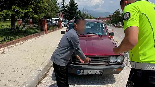 Bolu'da yokuşta geri kayan araç aynı otomobile 3 kez çarptı