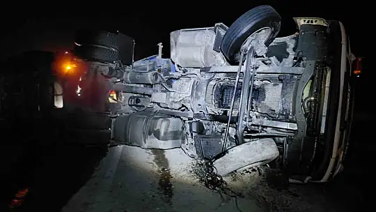 Bolu'da yolu ulaşıma kapatan soda yüklü tırın kaldırılma anı görüntülendi
