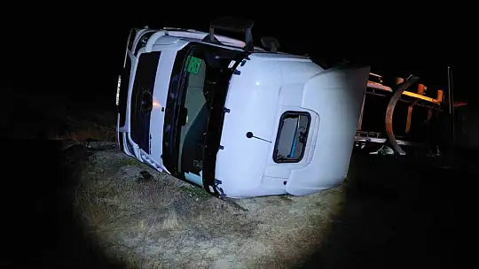 Bolu'da yolu ulaşıma kapatan soda yüklü tırın kaldırılma anı görüntülendi