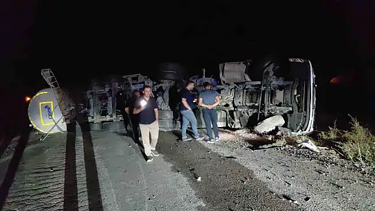 Bolu'da yolu ulaşıma kapatan soda yüklü tırın kaldırılma anı görüntülendi