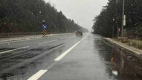 Bolu Dağı geçişinde kar yağışı etkili oluyor