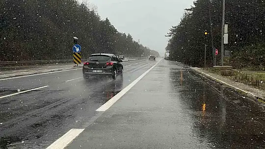 Bolu Dağı geçişinde kar yağışı etkili oluyor